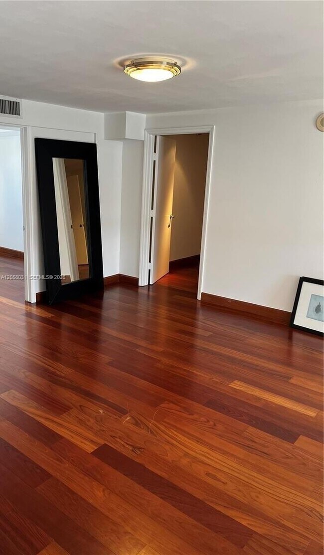 Building Photo - 1701 Sunset Harbour Dr