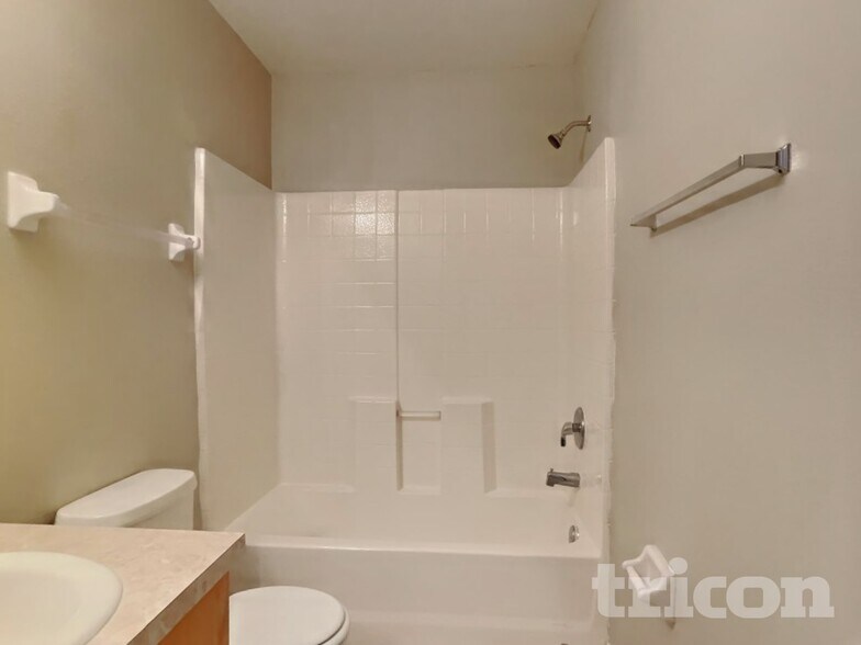 Building Photo - 2835 31st Ave E