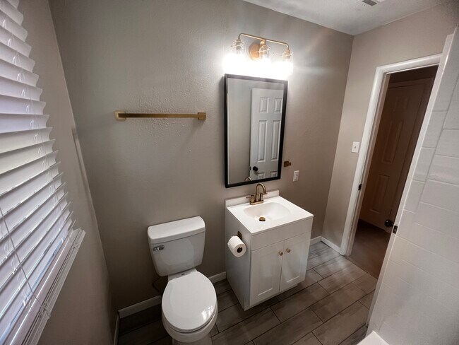 Building Photo - 1321 N 2nd Ave