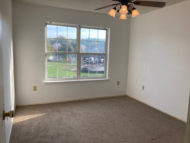 Building Photo - 26 Des Moines Ct