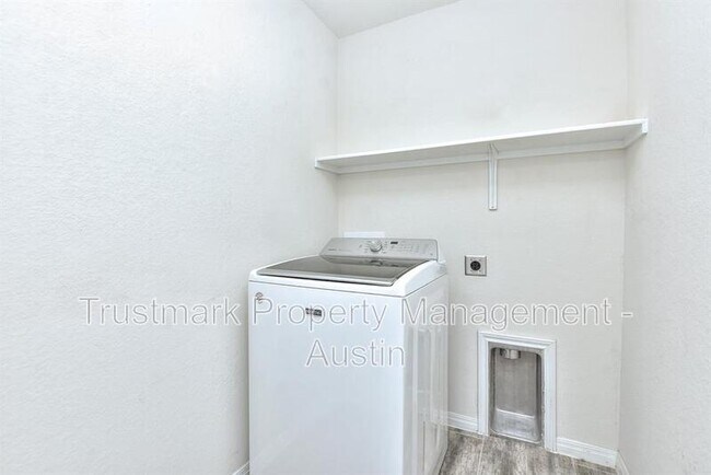 Building Photo - 220 Comal Ln