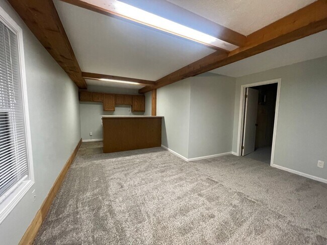 Building Photo - 6770-6772 Pleasantview St NE