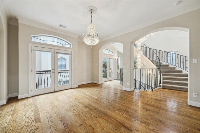 Building Photo - 607 Oakley St