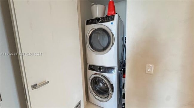 Building Photo - 18975 Collins Ave