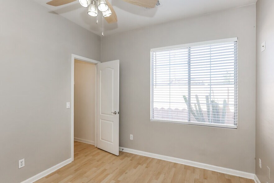 Building Photo - 400 N Eucalyptus Pl