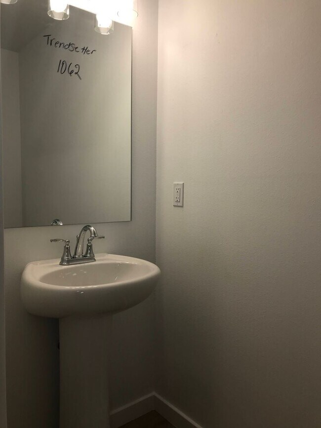 Building Photo - Executive Rental -  4 Bedroom 3 Baths