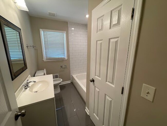 Building Photo - 3 bed 1 bath in Atlanta!