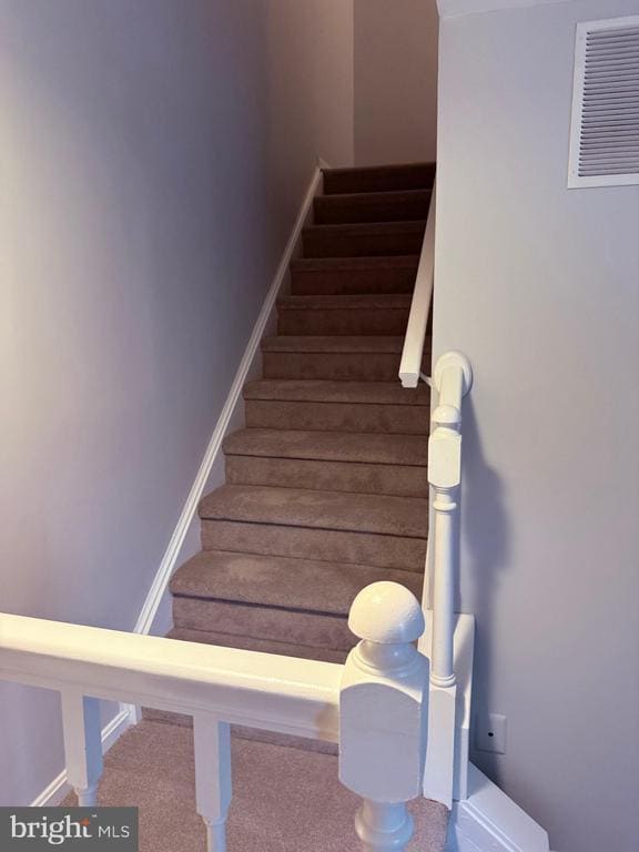 Building Photo - 8625 Point of Woods Dr