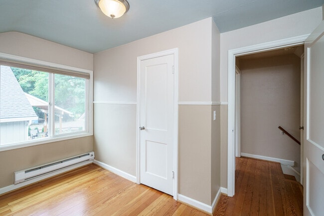 Building Photo - 2 Bedroom with Bonus Room and Office on La...