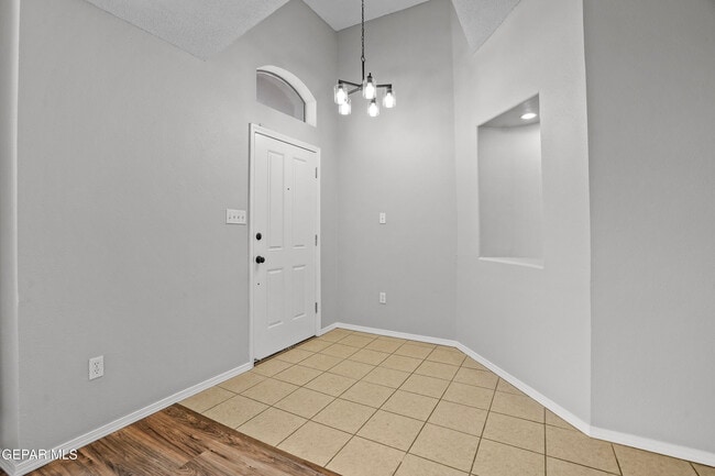Building Photo - 10039 Paloma Dr