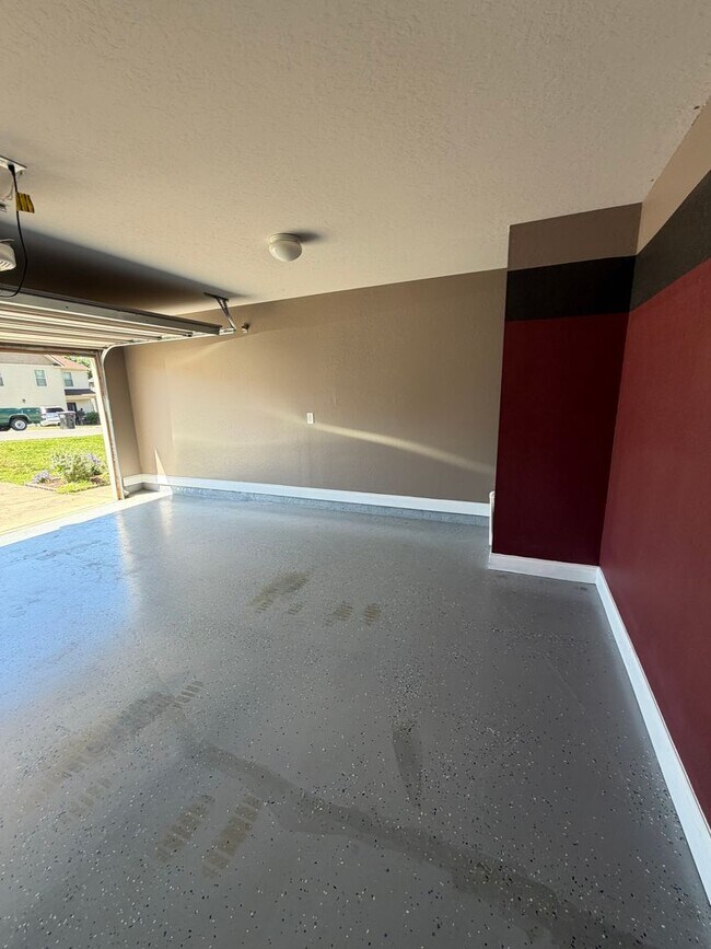 Building Photo - Large 4 Bedroom 2 1/2 Bath Pet Friendly Home For Rent!