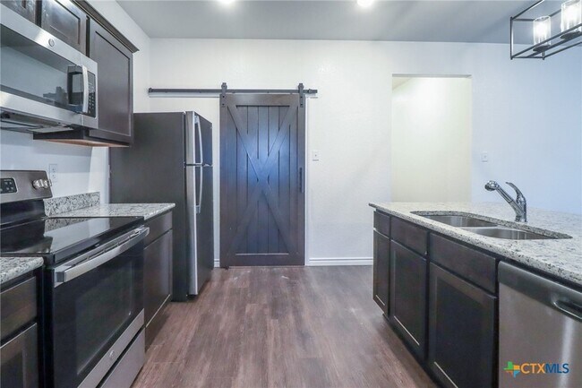 Building Photo - 5005 Rose Gdn Lp