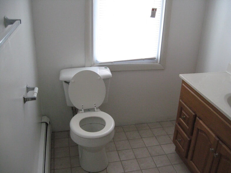 1st floor bathroom - 118 S 17th St