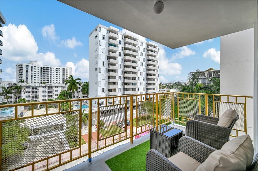 Building Photo - 1340 Lincoln Rd