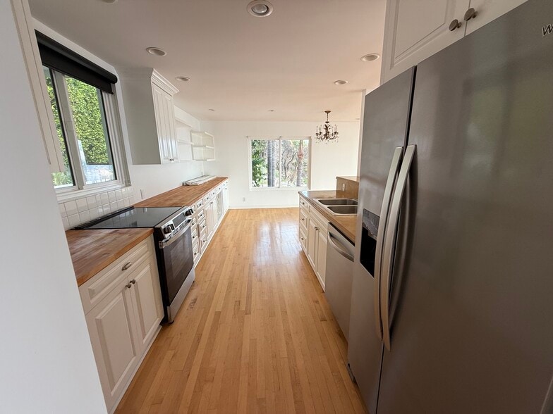 Kitchen - 18139 Coastline Dr