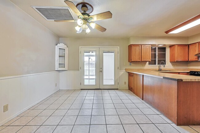 Building Photo - 727 E Vista Del Cerro Dr