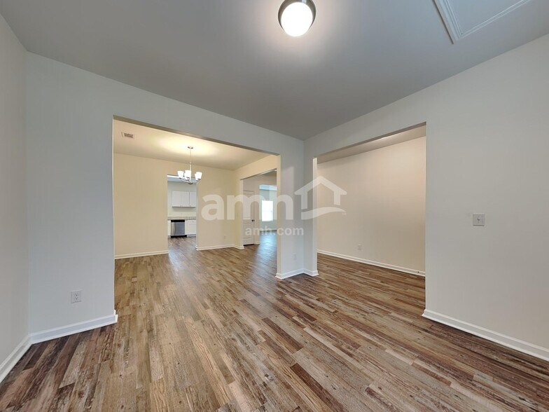 Building Photo - 290 Maxton Ave