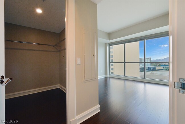 Building Photo - 2700 S Las Vegas Blvd