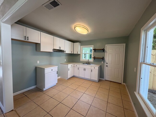 Building Photo - Beautiful 3 bedroom/1 bath fully remodeled home with Central Air & Heat.