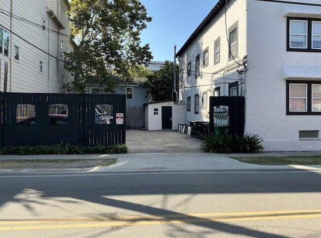 Building Photo - 415 Fairview St