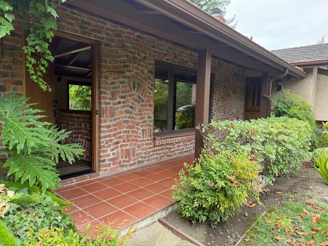 Building Photo - 1040 Covington Rd