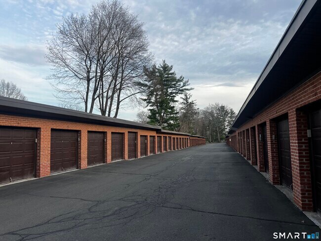 Building Photo - 869 Farmington Ave