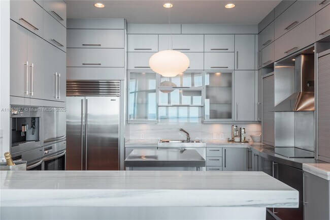 Building Photo - 5959 Collins Ave