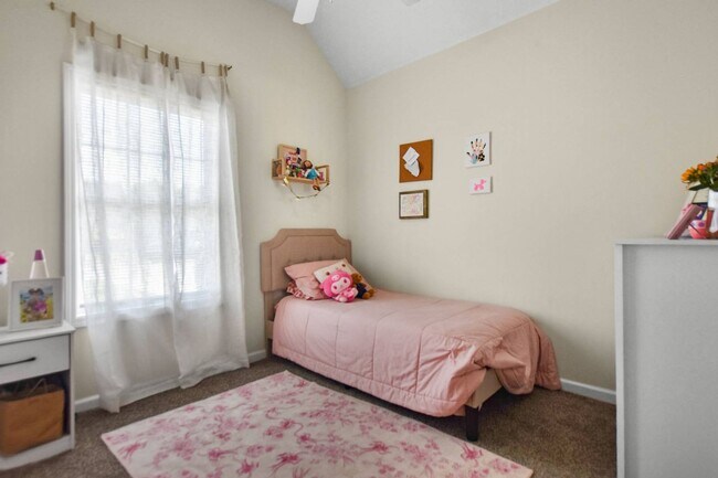 Building Photo - Pet Friendly Three Bedroom!