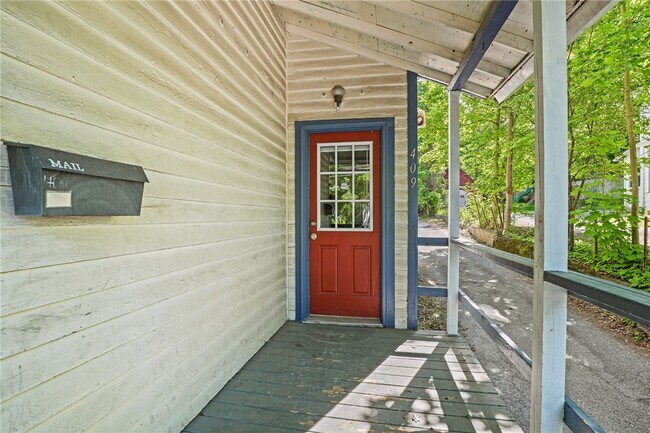 Building Photo - 409 S Aurora St