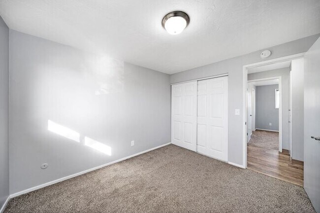 Building Photo - 2 bedroom 1 bath in Milwaukie!! 1st month free!