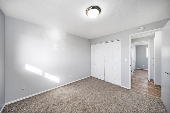 Building Photo - 2 bedroom 1 bath in Milwaukie!!