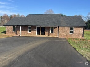 Building Photo - Available 5/1/25! GREAT 2BR-1BA Duplex