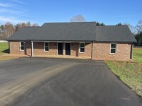 Building Photo - Available NOW! GREAT 2BR-1BA Duplex