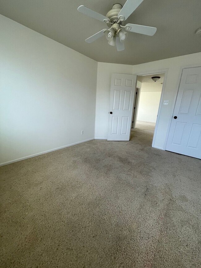 Building Photo - 4 Bedroom 3 Bathroom Home Available now!