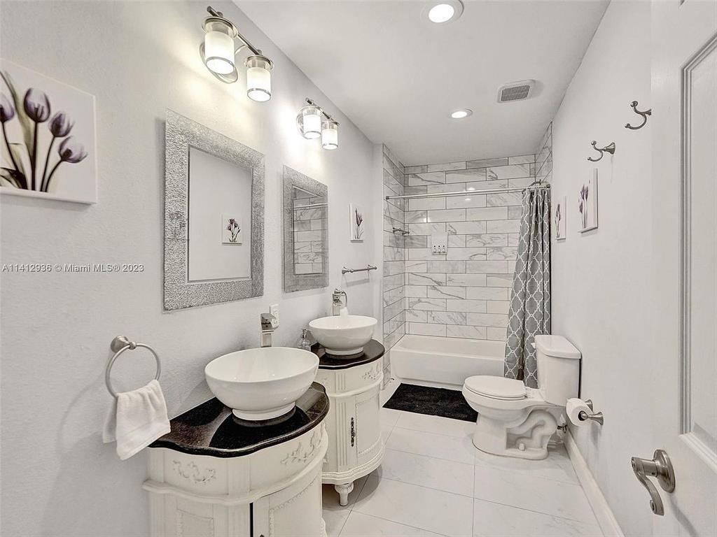 Building Photo - 2500 NE 19th St