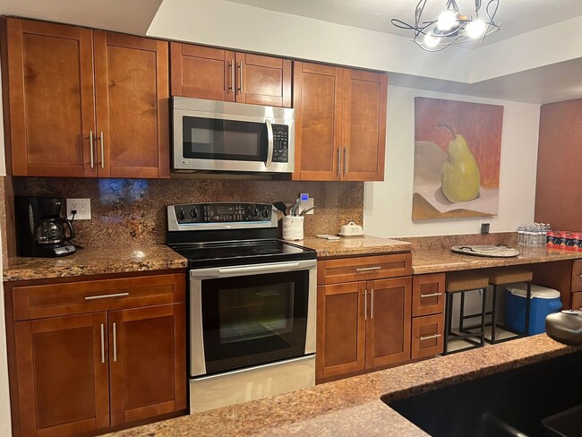 Building Photo - Furnished 2 bedroom 2 Bath condo in a Wond...