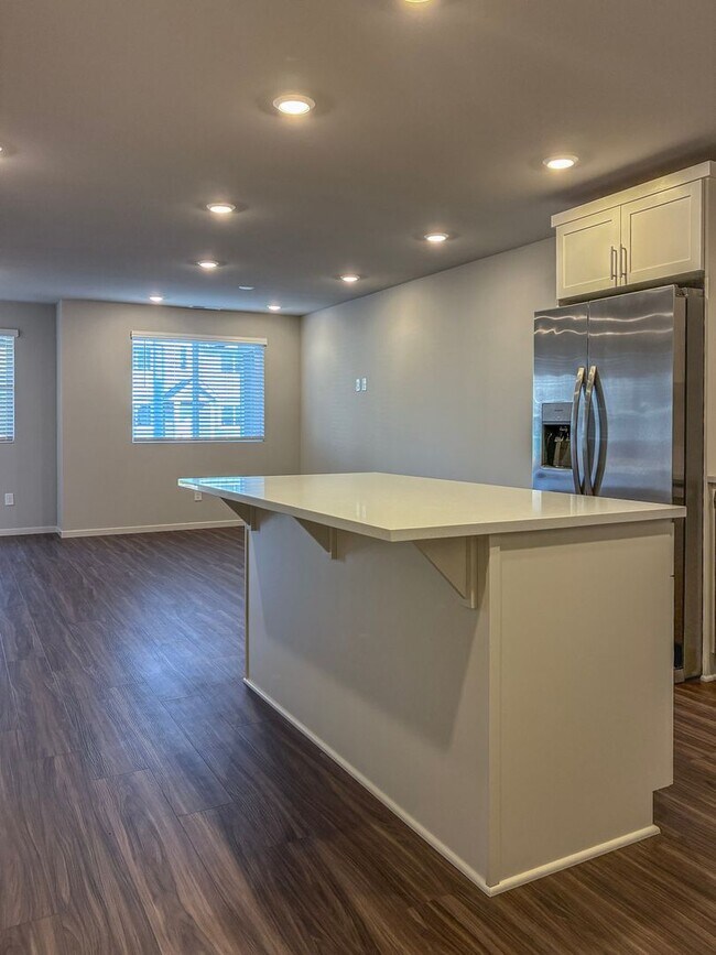 Building Photo - New Townhome 3 Bedroom Available now in Smith Creek Neighborhood