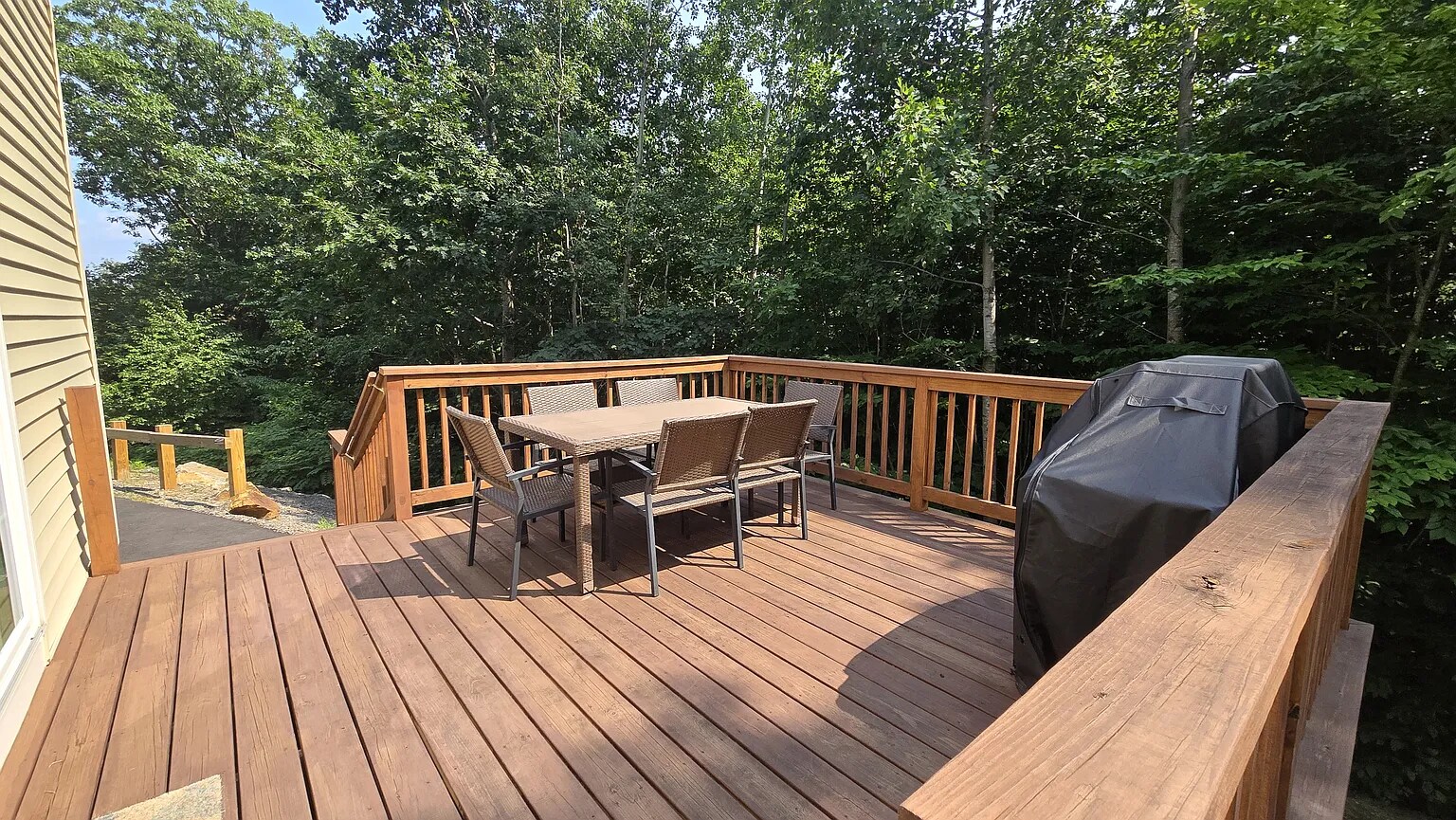 14x14 deck with patio set & gas grill - 17 Ryswick St