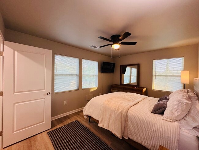 Building Photo - 2447 McAlpine Terrace