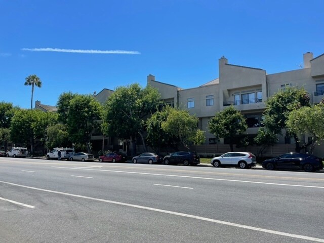 Building Photo - 4477 Woodman Ave