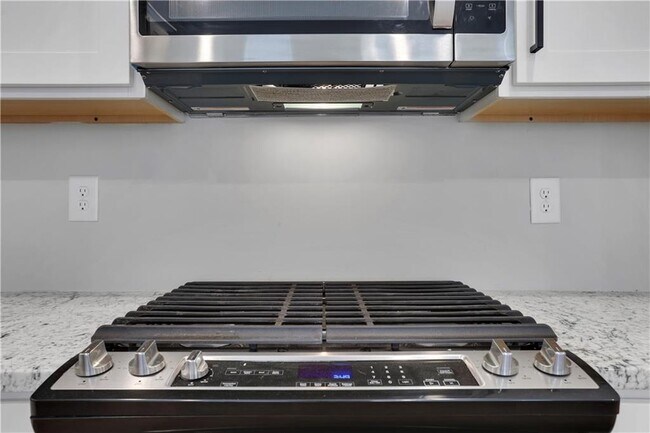 Building Photo - 1954 Sanford Dr