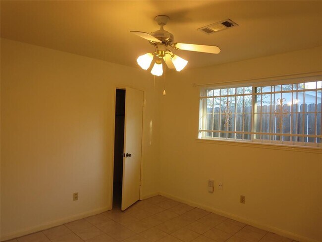 Building Photo - 1006 Walnut Bend Ln