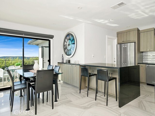 Building Photo - 1380 Skyline Dr