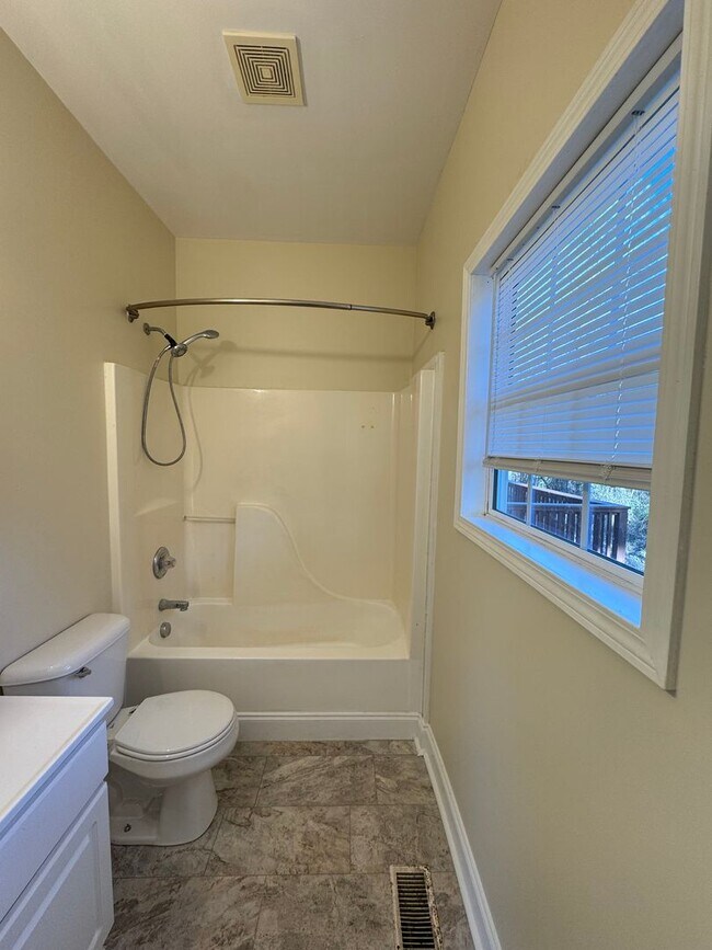 Building Photo - Nice 3/2 House in Silver Creek with bonus rooms- $1,495