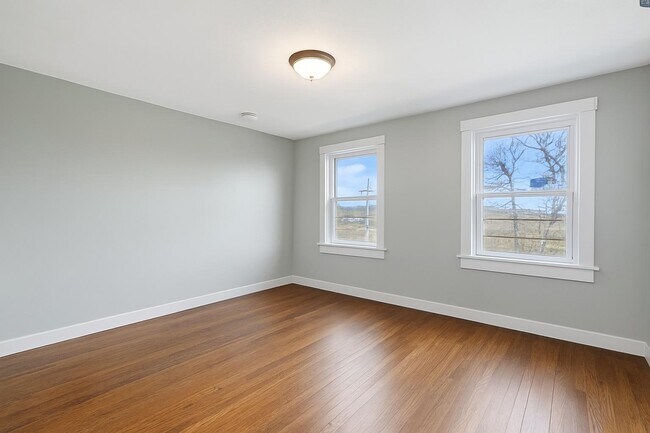 Building Photo - 713 Emerson Ave