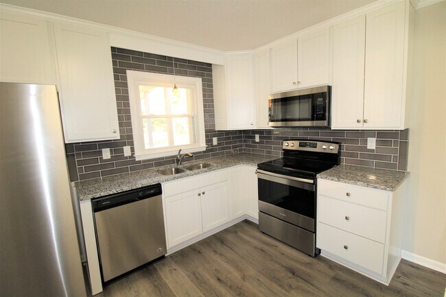 Building Photo - Remodeled Ranch Home in Steele Creek!