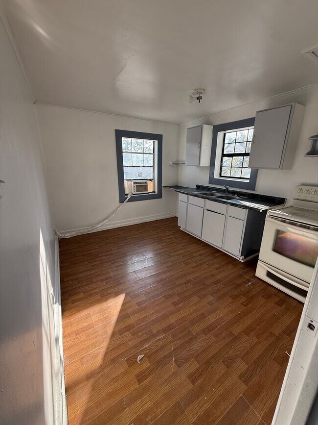 Building Photo - 1907 S H St