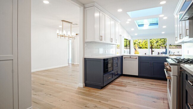 Building Photo - 5 bedroom, 5.5 bath, 4800 sq ft Prime Studio City Home with Pool and Hollywood Hills views