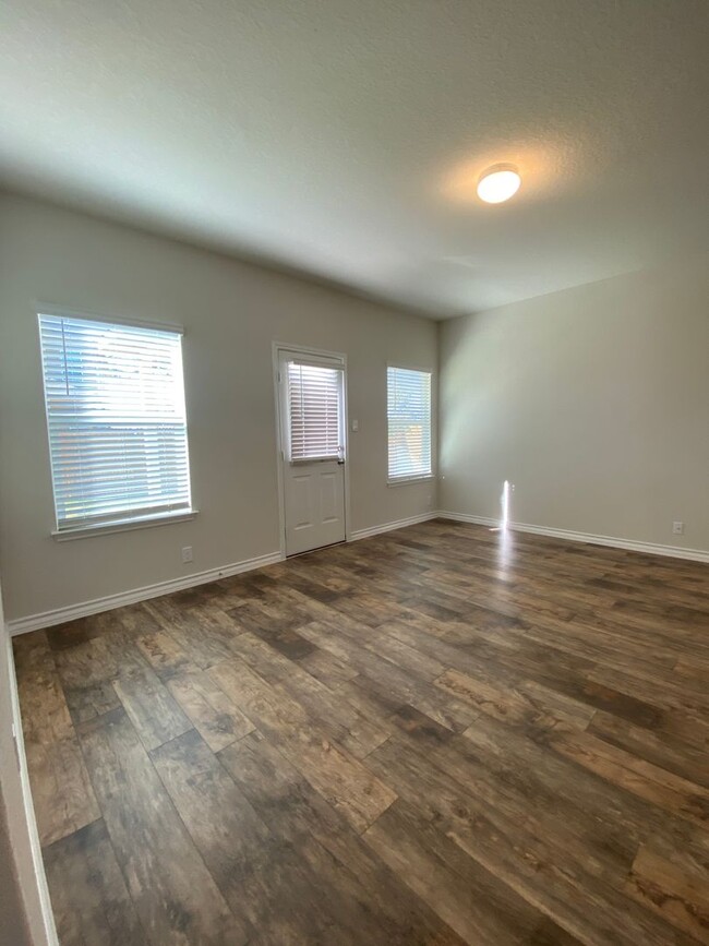 Building Photo - $300 OFF 1ST MONTH RENT IF YOU MOVE IN WIT...