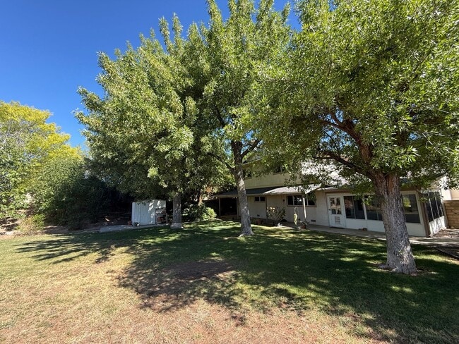 Building Photo - 4 Bedroom Home for Rent in Santa Clarita!